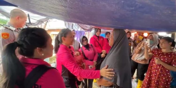 Ketum Bhayangkari Beri Bantuan di Pengungsian Aceh Tamiang, Hibur dan Kuatkan Korban