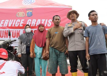 Bangkit Bersama Polri: Kapolres Tapteng Layani Service Motor Gratis untuk Warga Terdampak