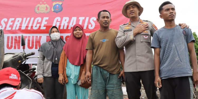Bangkit Bersama Polri: Kapolres Tapteng Layani Service Motor Gratis untuk Warga Terdampak