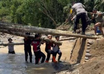 PEMBANGUNAN JEMBATAN DARURAT DI SALAREH AIA, POLRES AGAM PERCEPAT PEMULIHAN AKSES WARGA