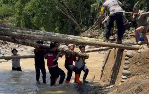 PEMBANGUNAN JEMBATAN DARURAT DI SALAREH AIA, POLRES AGAM PERCEPAT PEMULIHAN AKSES WARGA