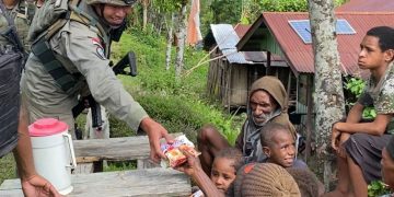*Patroli Humanis Satgas Ops Damai Cartenz di Kampung Apom Kiwirok, Pererat Kedekatan dengan Warga*