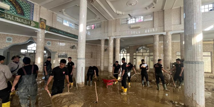 Usai Dibersihkan Personel Polri, Masjid Terdampak Bencana di Aceh Kini Bisa Dipakai Warga