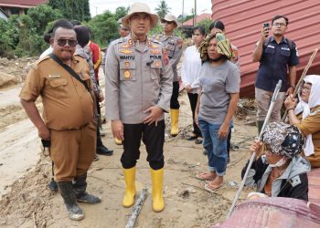 Polwan Tapteng Lupakan Selamatkan Harta Demi Evakuasi Tetangga dari Longsor