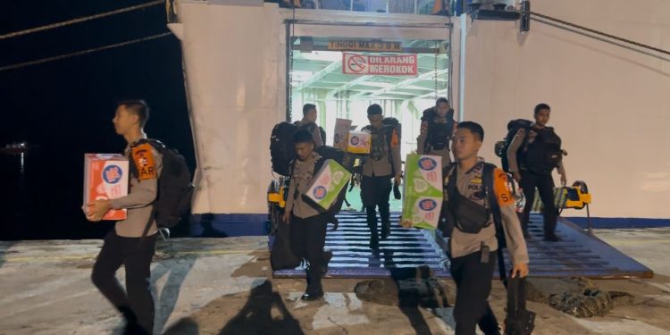 *Kapal PT Pelni Pembawa Pasukan dan Logistik Polri Tiba di Pelabuhan Belawan, Perkuat Penanganan Bencana di Sumatera Utara*