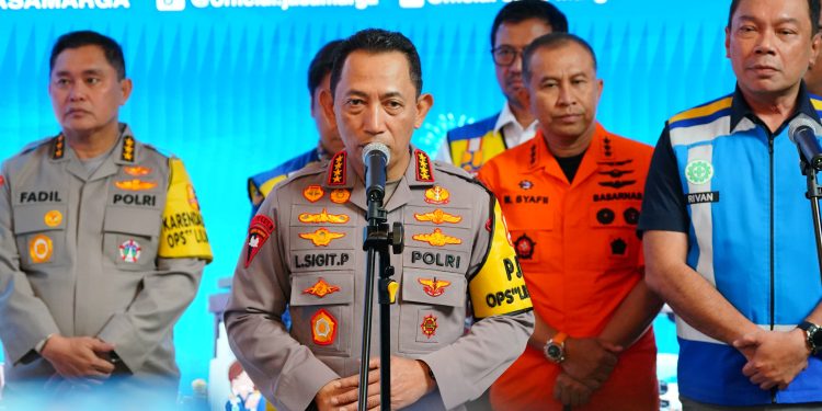 Kapolri Tinjau Pos Command Center, Pastikan Arus Mudik Berjalan Aman dan Nyaman