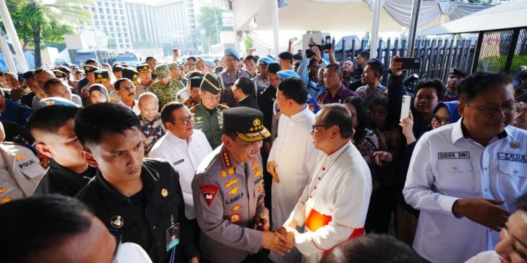 Tinjau 2 Gereja, Kapolri Pastikan Pengamanan dan Pelayanan Misa Malam Natal