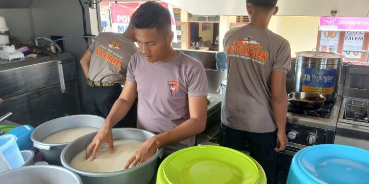 *Satbrimob Polda Jambi Turun Langsung Salurkan Bantuan Kemanusiaan untuk Korban Banjir dan Longsor di Agam*