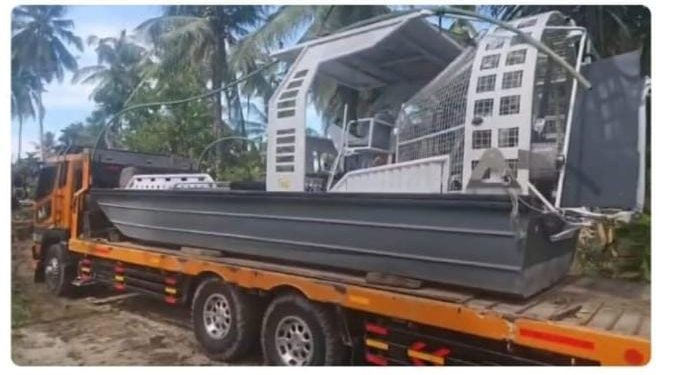 Polri Siagakan Swam Boat di Kutablang Bireuen, Bantu Mobilitas Warga Pascabencana