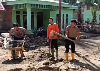 Polres Gayo Lues dan Brimob Polda Aceh Bersihkan Lumpur dan Material Kayu Pascabanjir Bandang