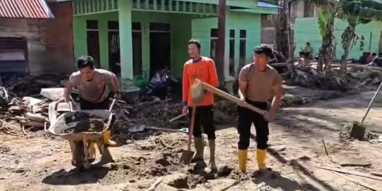 Polres Gayo Lues dan Brimob Polda Aceh Bersihkan Lumpur dan Material Kayu Pascabanjir Bandang