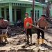 Polres Gayo Lues dan Brimob Polda Aceh Bersihkan Lumpur dan Material Kayu Pascabanjir Bandang