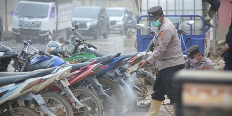 *Polri Hadir di Tengah Bencana, Tim SAR Pasukan Pelopor Bantu Warga Terdampak Banjir*