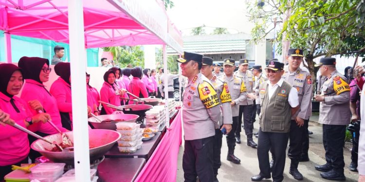 Wakapolri Tinjau Dapur Umum Bhayangkari dan Resmikan Sumur Bor di Huntara Asam Pulau