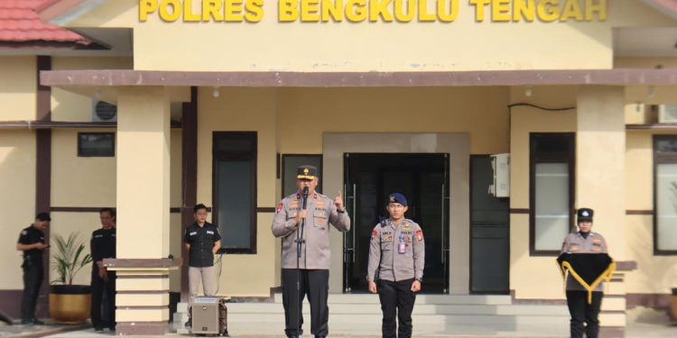 Wakapolda Bengkulu Pimpin Apel Pagi di Polres Bengkulu Tengah, Tekankan Zero Pelanggaran Tahun 2026