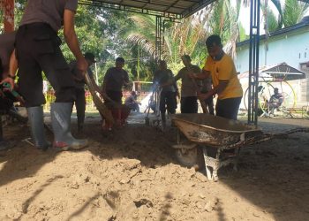 *Pulihkan Sekolah Pascabanjir, Polres Bireuen Gotong Royong Bersihkan TK di Gandapura*