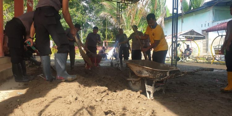 *Pulihkan Sekolah Pascabanjir, Polres Bireuen Gotong Royong Bersihkan TK di Gandapura*
