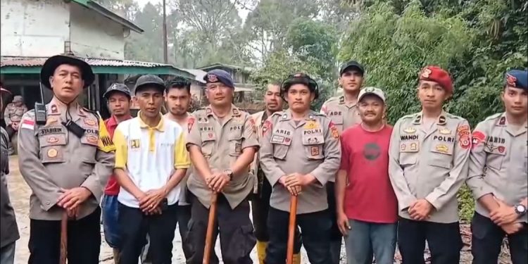 *Di Tengah Lumpur dan Harapan, Polri Bersama Warga Buka Akses Jalan Kampung Setie Pascabencana*