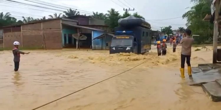 *Hujan Lebat Picu Banjir Susulan, Kapolres Aceh Timur Siagakan Perahu Evakuasi di Sejumlah Gampong*