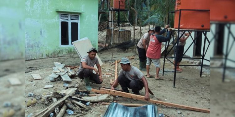 Brimob Hadirkan Sanitasi Layak bagi Korban Banjir di Desa Tolang Julu