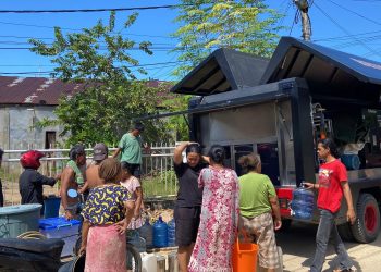 *Brimob Polda Sumut Distribusikan Air Bersih ke Desa Sibuluan Nauli Pascabencana*