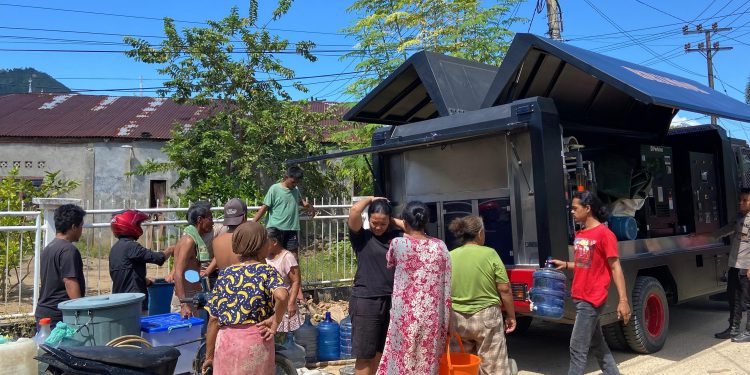 *Brimob Polda Sumut Distribusikan Air Bersih ke Desa Sibuluan Nauli Pascabencana*