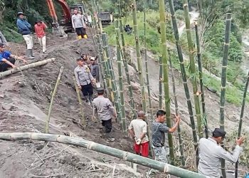 Gotong Royong Menahan Longsor: Polsek Kute Panang dan Warga Lukup Sabun Barat Bersatu Menjaga Jalan Kehidupan