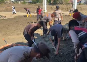 *Dukungan Pendidikan Pulih Cepat Pascabanjir, Polres Pidie Jaya Bersihkan Sekolah MIN 1*