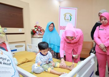 *Bertemu Saat Banjir Rob Sei Tabuk, Kapolda Kalsel Berikan Bantuan Biaya Pengobatan Anak Yatim Piatu Korban Laka Lantas*