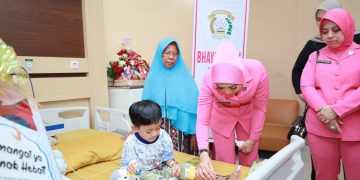 *Bertemu Saat Banjir Rob Sei Tabuk, Kapolda Kalsel Berikan Bantuan Biaya Pengobatan Anak Yatim Piatu Korban Laka Lantas*