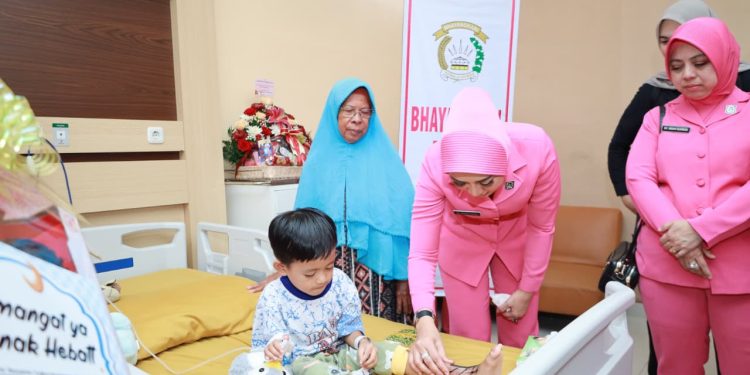 *Bertemu Saat Banjir Rob Sei Tabuk, Kapolda Kalsel Berikan Bantuan Biaya Pengobatan Anak Yatim Piatu Korban Laka Lantas*