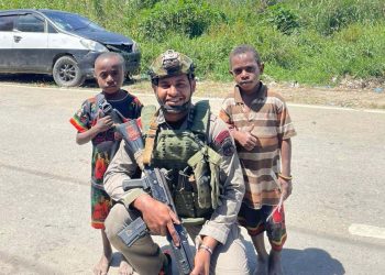 *Personel Brimob Ops Damai Cartenz Gelar Patroli dan Sambang Humanis di Kampung Aikai*