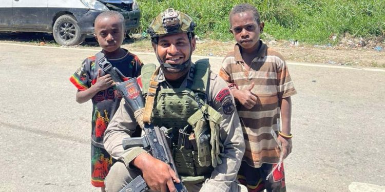 *Personel Brimob Ops Damai Cartenz Gelar Patroli dan Sambang Humanis di Kampung Aikai*