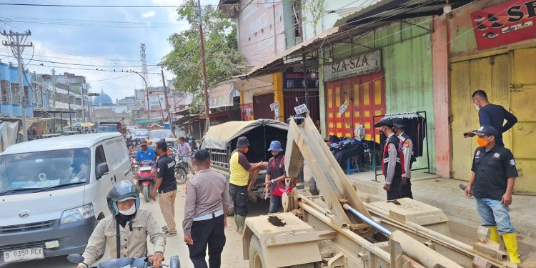 Dari Jalan Tergenang ke Bengkel Perbaikan, Polisi gunakan towing Evakuasi Mobil Warga Pascabanjir