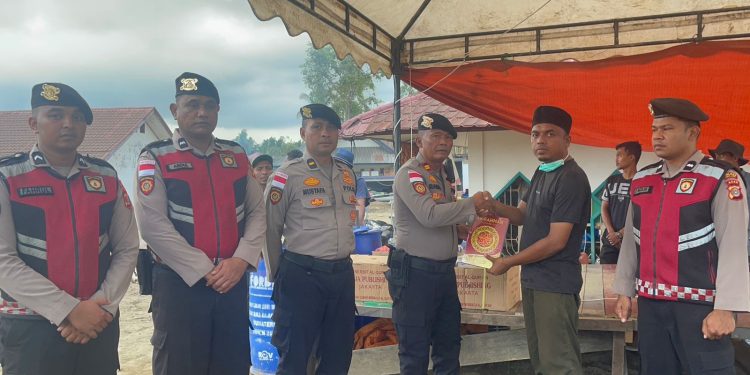 *Polri Salurkan Bantuan Al-Qur’an kepada Pesantren Terdampak Banjir*