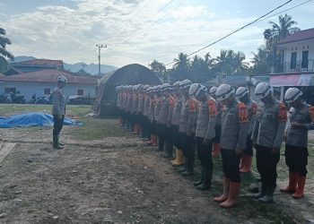Pulihkan Pasca-Banjir Bandang, Tim SAR Resimen II Pasukan Pelopor Bersihkan Sungai di Agam