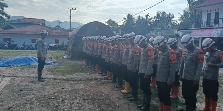 Pulihkan Pasca-Banjir Bandang, Tim SAR Resimen II Pasukan Pelopor Bersihkan Sungai di Agam