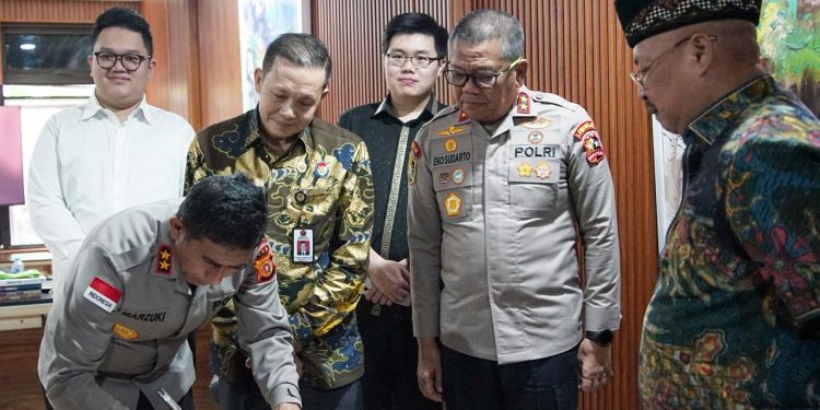 *Kapolda Aceh Terima 1,2 Juta PIN E-Learning untuk Pembelajaran Mandiri Siswa Korban Bencana*