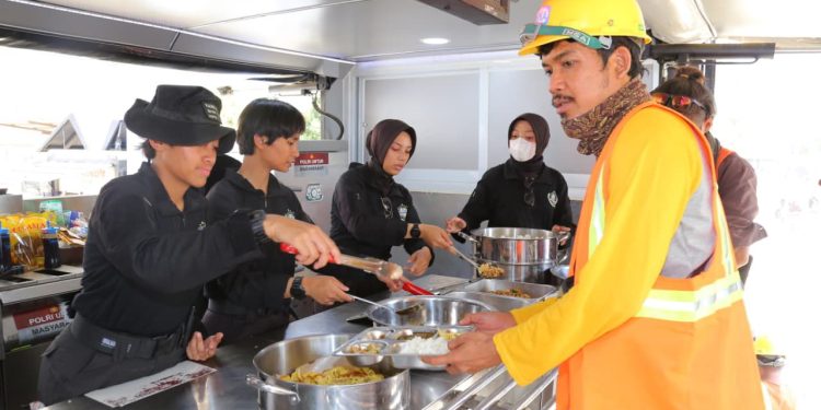 *Hari ke-6 Latsitardanus 2026, Taruna Akpol Masak di Dapur Lapangan untuk Ratusan Warga Aceh Tamiang*