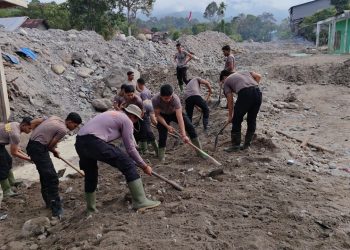 Bersihkan Rumah Allah Pascabanjir, Polri dan Warga Bener Meriah Gotong Royong Siapkan Meunasah Sambut Ramadan