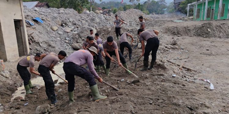 Bersihkan Rumah Allah Pascabanjir, Polri dan Warga Bener Meriah Gotong Royong Siapkan Meunasah Sambut Ramadan