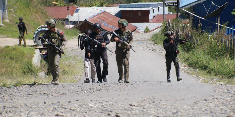 *Satgas Operasi Damai Cartenz Jaga Keamanan Bandara Bilogai, Pastikan Akses Logistik Warga Intan Jaya Tetap Lancar*