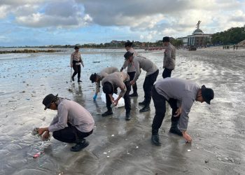 Polda Bali bersama TNI dan Masyarakat Gelar Karya Bakti Pembersihan Pantai Kedonganan dan Kuta