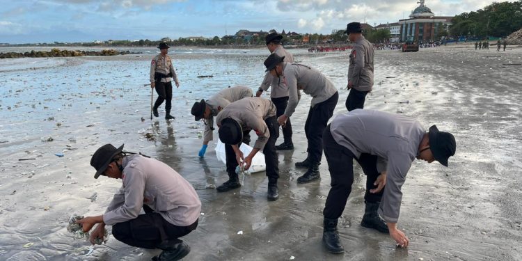 Polda Bali bersama TNI dan Masyarakat Gelar Karya Bakti Pembersihan Pantai Kedonganan dan Kuta
