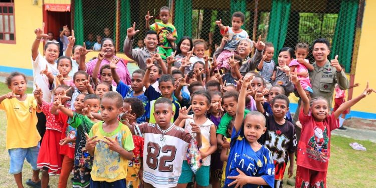 *Personel Ops Damai Cartenz 2026 Hadirkan Keceriaan Lewat Belajar dan Bermain Bersama Anak Taman Baca Koya Tengah*