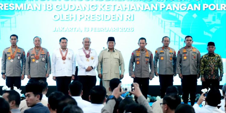 PRESIDEN PRABOWO ANUGERAHKAN BINTANG JASA DAN SATYALANCANA WIRA KARYA KEPADA PENGGERAK MBG DAN RANTAI PASOK SPPG POLRI