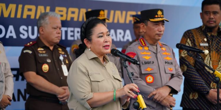 Hadiri Pelepasan 22 Kontainer Bantuan Kemanusiaan Korban Bencana Sumatra, Ketua Komisi IV DPR RI Apresiasi Polri