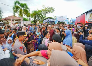 Tinjau Hunian Sementara Korban Bencana di Tapteng, Kapolri-Ketua Komisi IV Salurkan 16 Truk Bantuan Kemanusiaan