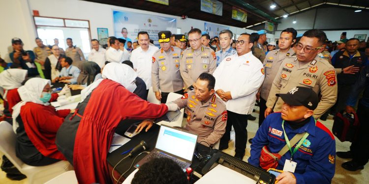 Momen Kapolri Ikut Donor Darah saat Hadiri Baksos HUT ke-53 Buruh KSPSI