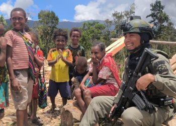 *Saat Polisi dan Anak-Anak Papua Tertawa Bersama di Sugapa*